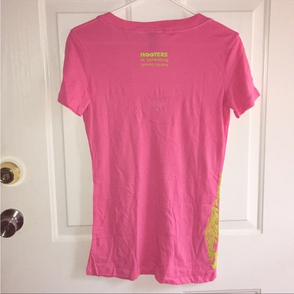 New Women’s Hooters V-Neck Tee FLA Medium Large XL - Picture 2 of 7